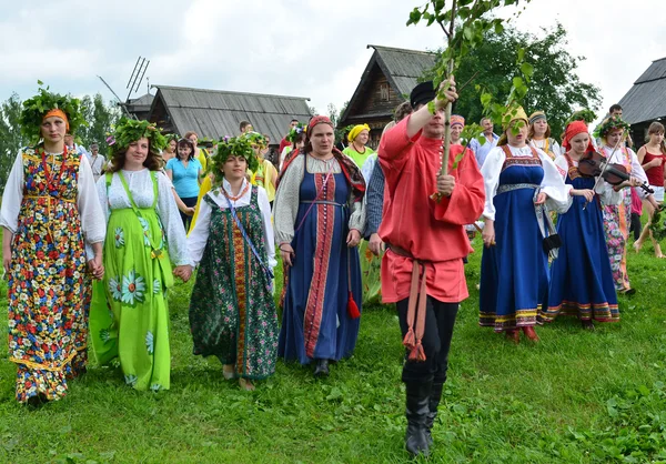 Rusland, viering van Drievuldigheid in Soezdal. — Stockfoto