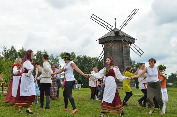 Rússia, celebração da Trindade em Suzdal . — Fotografia de Stock