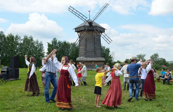 Rússia, celebração da Trindade em Suzdal . — Fotografia de Stock
