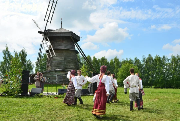 Rusia, celebración de la Trinidad en Suzdal . — Foto de Stock