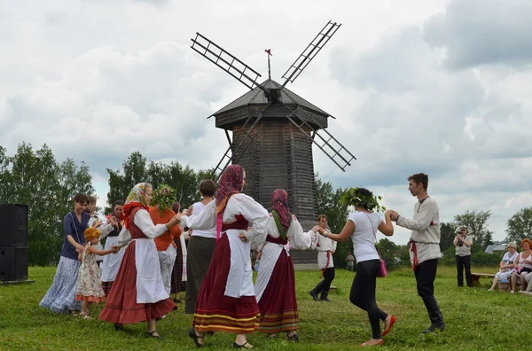 Russia, celebrazione della Trinità a Suzdal . — Foto Stock