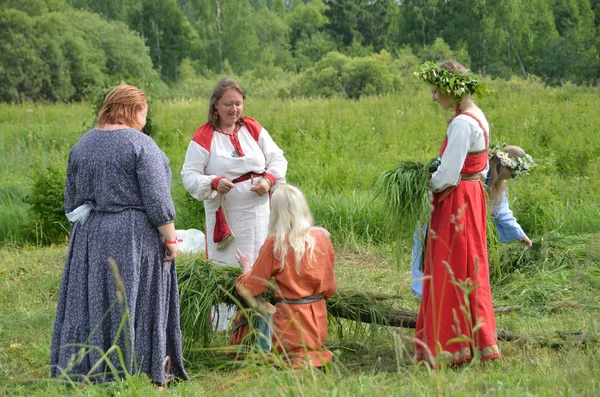 Les femmes des communautés slaves créent le Soleil en peluche Dieu-Yarilo pour participer à la cérémonie de la fête d'Ivan Kupala — Photo