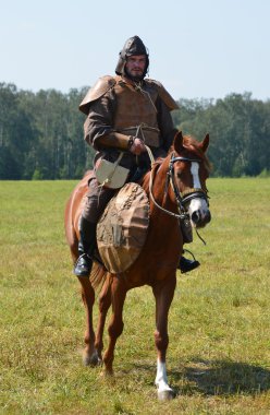 16. yüzyılda bir tatar-Moğol savaşçı olarak giyinmiş bir adam