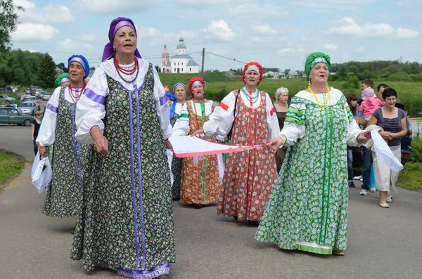 Rússia, celebração da Trindade em Suzdal . — Fotografia de Stock