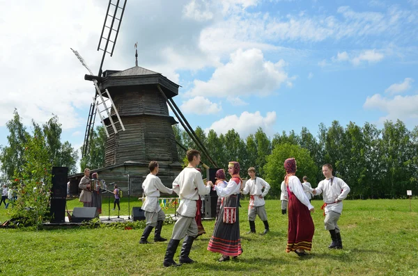 Rússia, celebração da Trindade em Suzdal — Fotografia de Stock