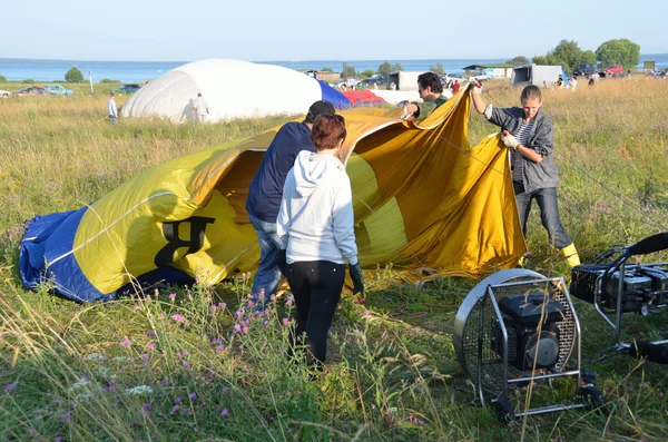 El Festival anual de globo el anillo de oro de Rusia en pereslavl-Zalessky. Preparación del globo para el vuelo —  Fotos de Stock