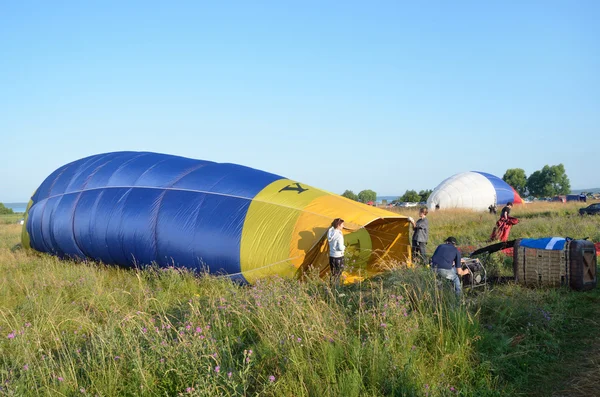 Festiwal z balonem Złotego pierścienia Rosji w Peresław Zaleski. przygotowanie lotu balonem — Zdjęcie stockowe
