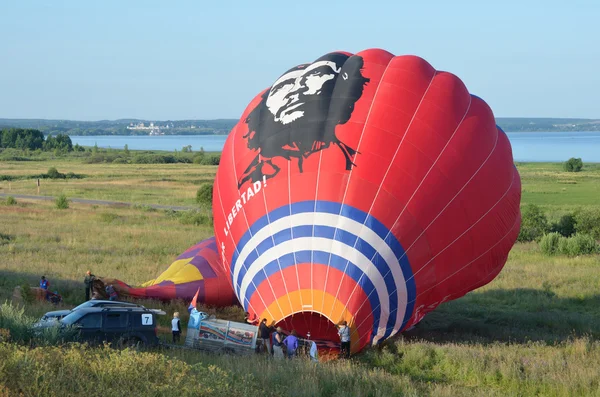 Il Festival annuale di palloncino l'anello d'oro della Russia in pereslavl-Zalessky. Preparazione del palloncino al volo — Foto Stock