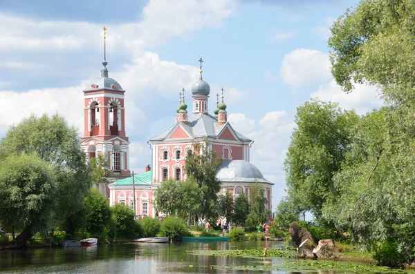 Kostel čtyřiceti mučedníků Sebast (1755) v pereslavl Zalesskij, zlatý prsten Ruska — Stock fotografie