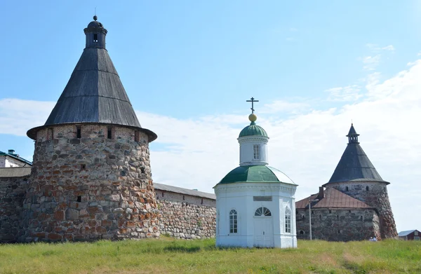 Solovki, Capela Cristã em meio à muralha da fortaleza do mosteiro de solovetsky, Rússia . — Fotografia de Stock