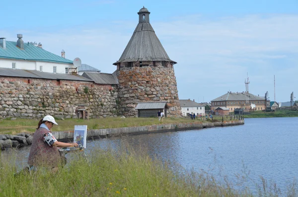 The artist draws the Solovetsky monastery — Stock Photo, Image