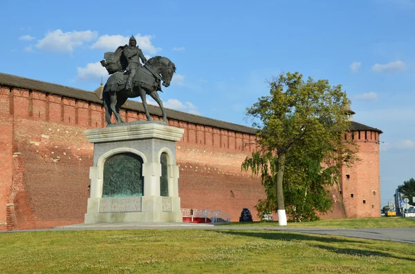 Monument voor dmitry donskoy in de buurt van de muur van het kremlin in kolomna, gouden ring van pussia — Stockfoto