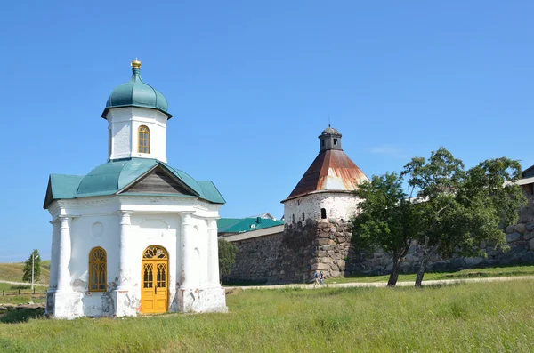 A kápolna a Szent Alekszander Nyevszkij, a falak a Szoloveckij-kolostor — Stock Fotó