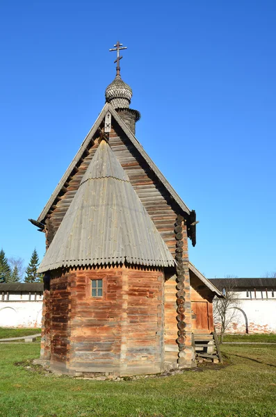 Michael 天使修道院で、町のユーリエフ ・ ポリスキー (1718 年に Egorie の村からジョージの木造教会) — ストック写真
