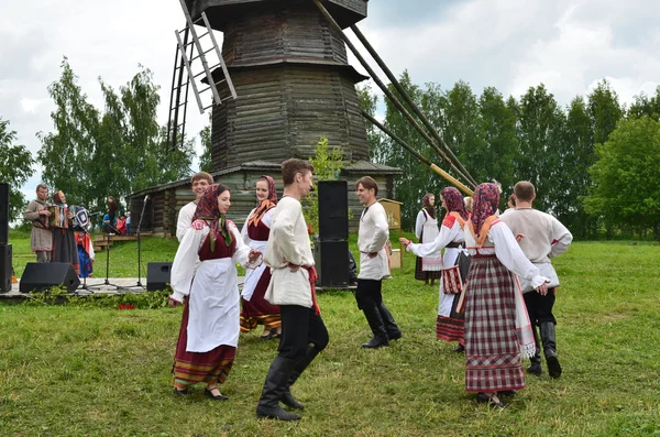 Rússia, celebração da Trindade em Suzdal — Fotografia de Stock