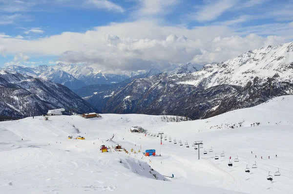 在意大利 valtournenche 滑雪度假村. — 图库照片