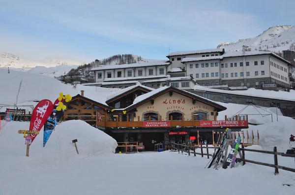 Cervinia ski-oord in de avond in Italië. — Stockfoto