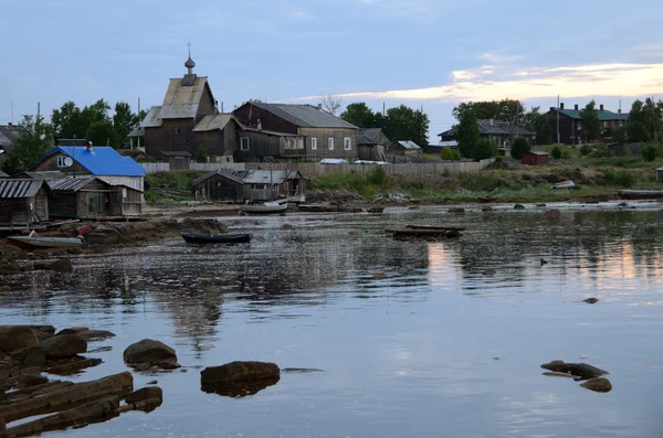 Noites brancas no Norte Russo. A aldeia Rabocheostrovsk no mar Branco — Fotografia de Stock
