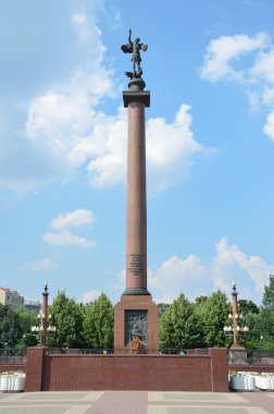 Görev, Moskova Trubnaya meydanında ölen askerler düzenin bir anıt