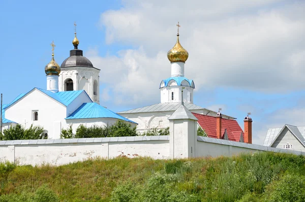 Vasilevskiy klášter v Suzdalu v létě. — Stock fotografie
