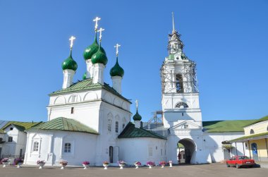 Kostroma, Rusya, Ağustos, 11, 2013 kilise Kaplıcalar saflarında yakınındaki kırmızı araba