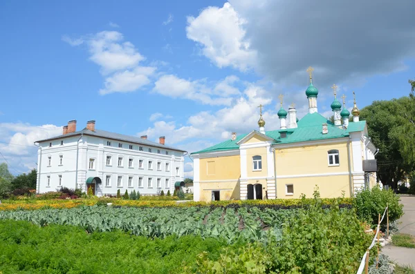 St. Nicholas klooster in Pereslavl Zalessky, de kerk van de aankondiging en nieuwe monastieke behuizing — Stockfoto