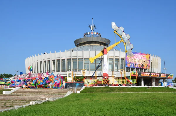 Kostroma, Russia, August, 10, 2013. People walking near Circus — Stock Photo, Image