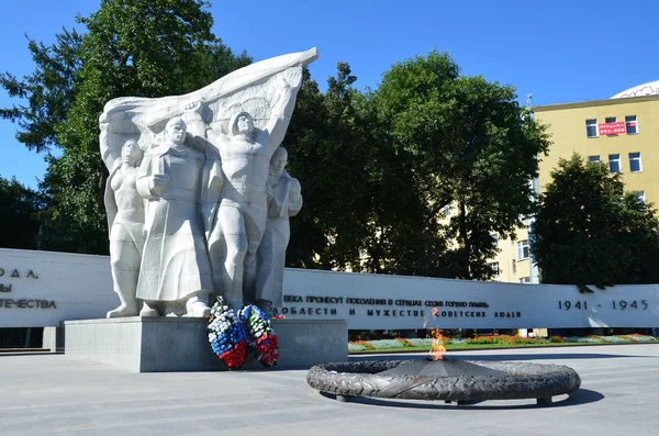 Een gedenkteken aan de gevallenen in de grote patriottische oorlog in Rjazan, de eeuwige vlam. — Stockfoto