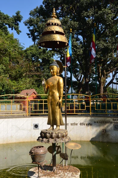 Kathmandu, Nepal, het beeld van Boeddha in het tempelcomplex van svoyatbudnath — Stockfoto