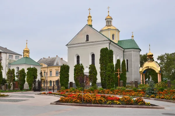 Voskresenskaya 教会在城市 zolochev，利沃夫地区在秋天 — 图库照片