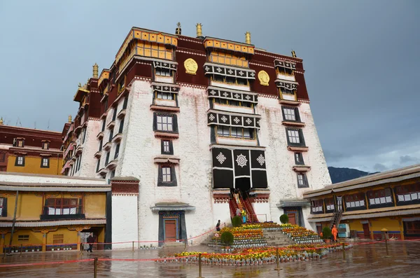 Tibet, palác potala ve Lhase, rezidence dalai lamy. — Stock fotografie