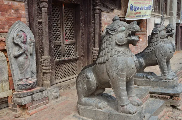 Nepal, entrada para o templo hinduísmo em um dos quintais Kathmandu . — Fotografia de Stock