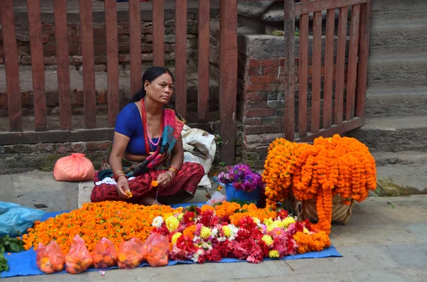 Nepal, le donne vendono fiori per strada a Kathmandu — Foto Stock