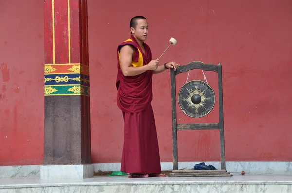 Nepal, Kathmandu, Mönch im Buddhistenkloster Nyingmapa in der Nähe der Bodnath Stupa — Stockfoto