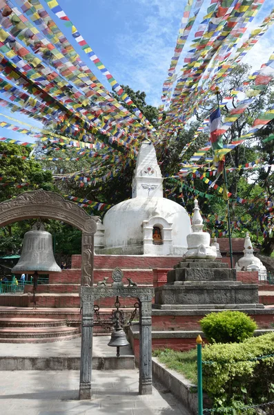 Nepal, kathmandu, jeden z małych stup na wzgórzu svoyambu — Zdjęcie stockowe