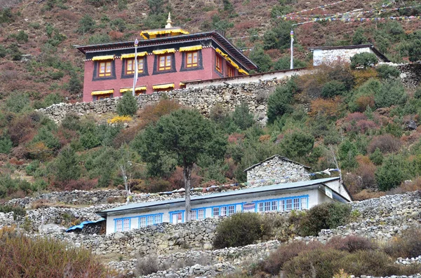 Nepal, buddhistiska kloster i byn Phortse Tenga i Himalaya, 3600 möh — Stockfoto