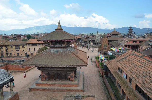 Nepal scena: turystów, którzy chodzą na starożytnych durbar square w bhaktapur — Zdjęcie stockowe