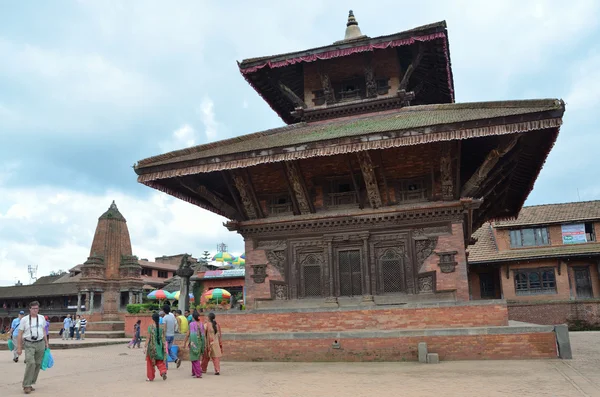 Nepal scena: turystów, którzy chodzą na starożytnych durbar square w bhaktapur — Zdjęcie stockowe