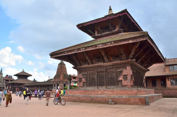 Nepal scena: turystów, którzy chodzą na starożytnych durbar square w bhaktapur — Zdjęcie stockowe