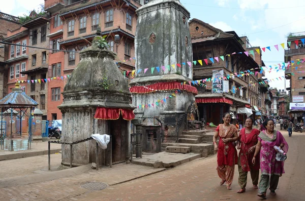 Scène du Népal : femmes marchant dans une ancienne rue de Bhaktapur — Photo