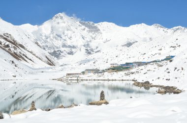 Nepal, himalaya, göl gokyo, 4700 metre rakımda. zirve cho oyu, 8210 metre deniz seviyesinden görünümünü