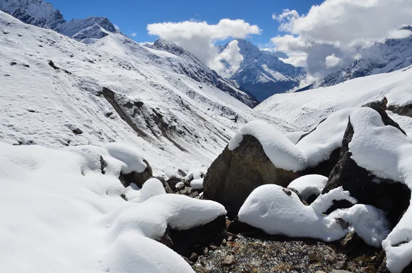 尼泊尔喜马拉雅山脉，海拔 4500 米以上的海拔高度的山地景观 — 图库照片