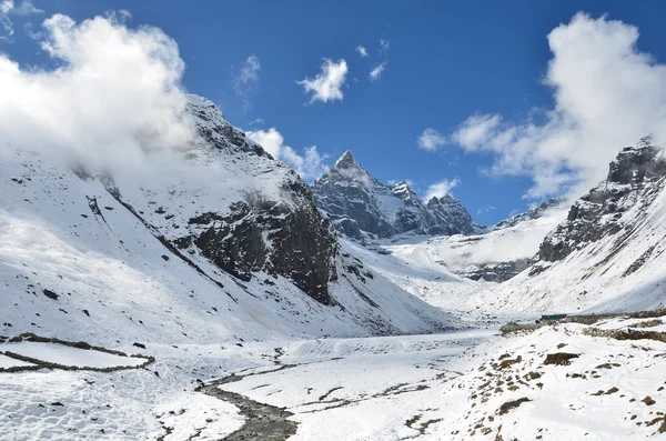 Nepal, Himalayas, mountain landscape at an altitude of 4500 meters above sea level — Stock Photo, Image