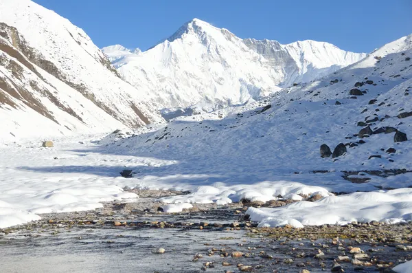 Nepal, himalayes, jezioro gokyo, 4700 metrów nad poziomem morza. widok na szczyt Czo Oju, 8210 metrów nad poziomem morza — Zdjęcie stockowe