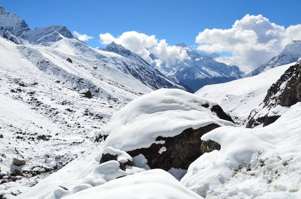 Nepal, Himalaia, paisagem montanhosa a uma altitude de 4500 metros acima do nível do mar — Fotografia de Stock
