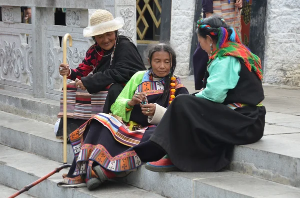 Tibet, lhasa, tibetian kvinnor sitter nära gamla jokhang templet. — Stockfoto