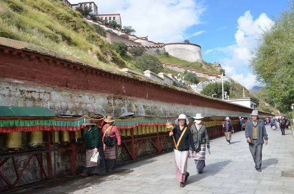 Тибетцы устраивают кору вокруг дворца Потала в Лхасе — стоковое фото