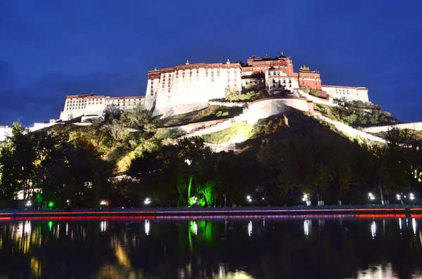 Tibet, the Potala Palace in Lhasa, the residence of the Dalai Lamas at night. — Stock Photo, Image