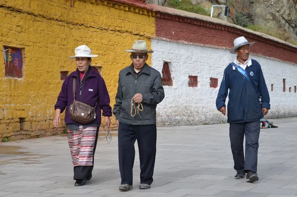 Ältere Tibeter bellen rund um den Potala-Palast in Lhasa — Stockfoto