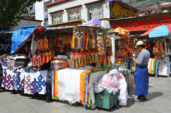 Tibet, lhasa, china, oktober, 05, 2013, der Verkäufer buddhistische Attribute im historischen Zentrum von lhasa — Stockfoto